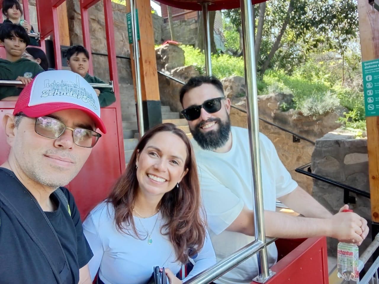 Viajeros en el funicular