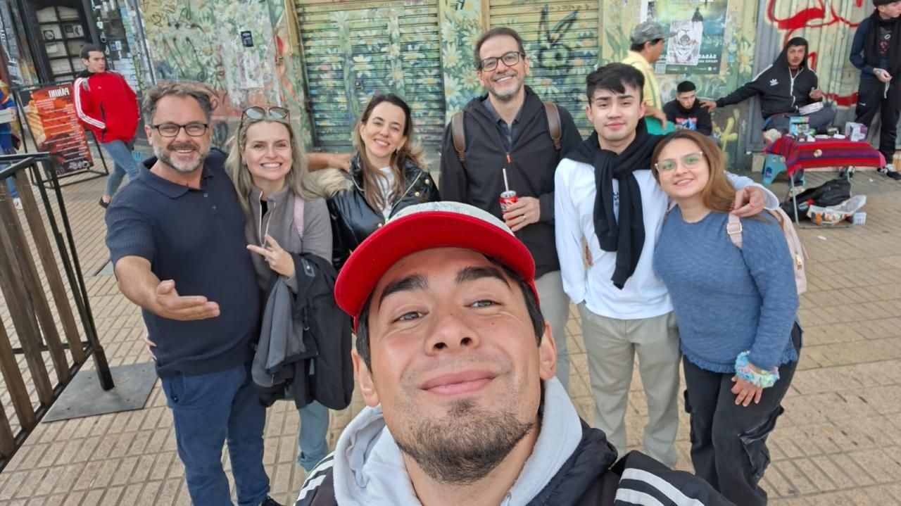 Viajeros entre murales de Valparaíso
